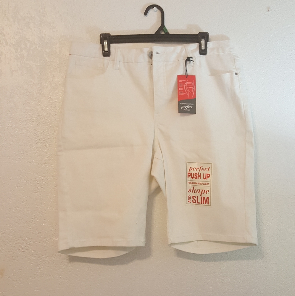 BRAND NEW WHITE BOLD elements JEAN SHORTS SIZE 18